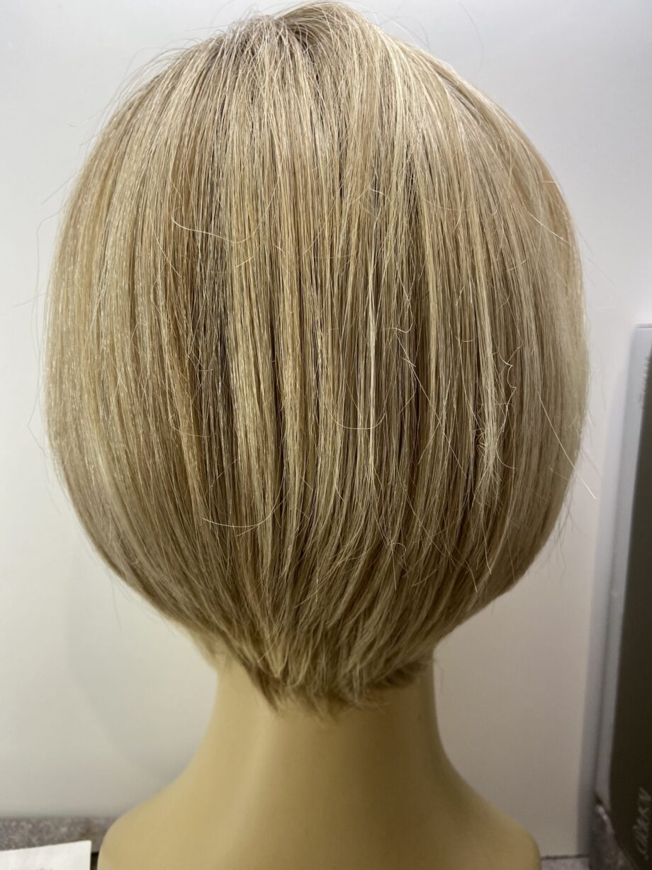 Stunning blonde mid length wig. Bblms145