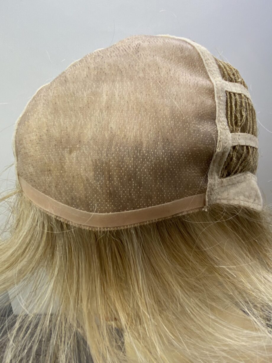 Blonde wavy wig.  Blmw7022