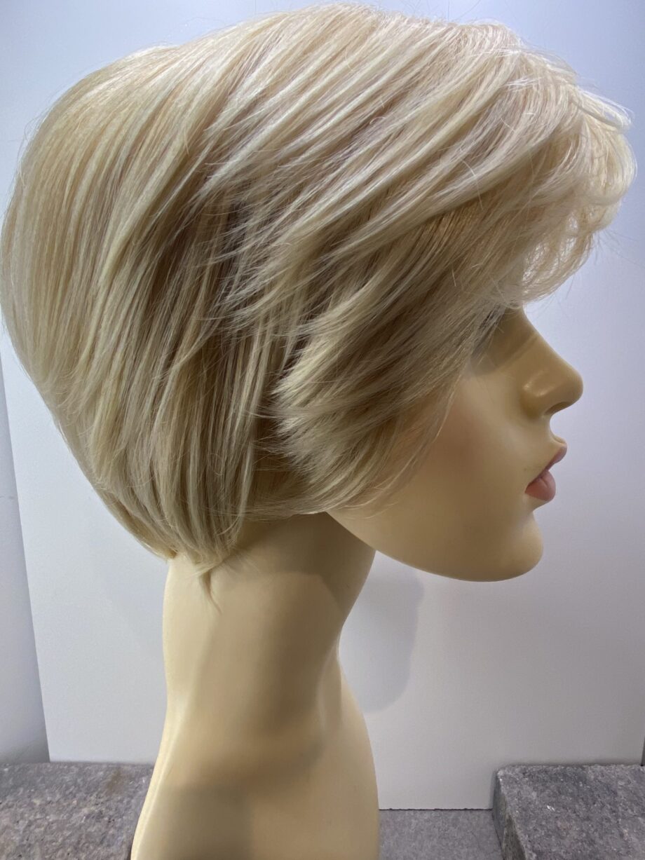 Beautiful blonde short wig. Blss40