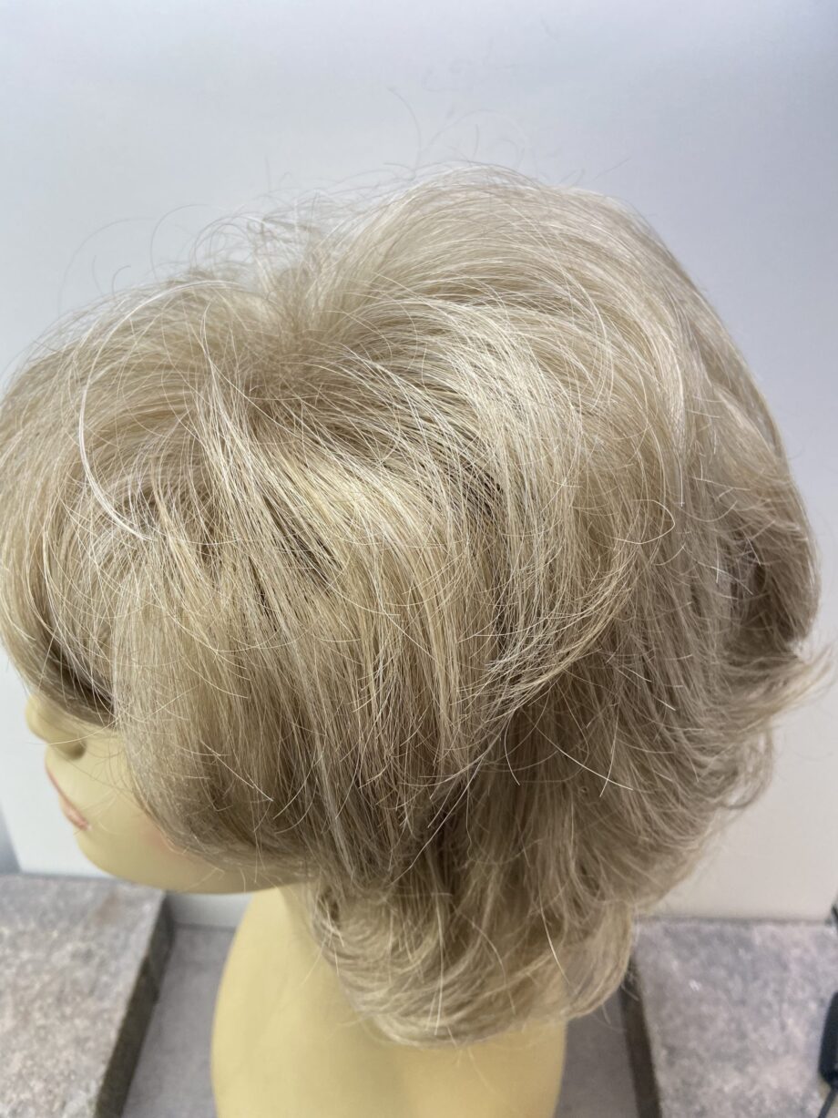 Blonde wavy wig. Blmc7021