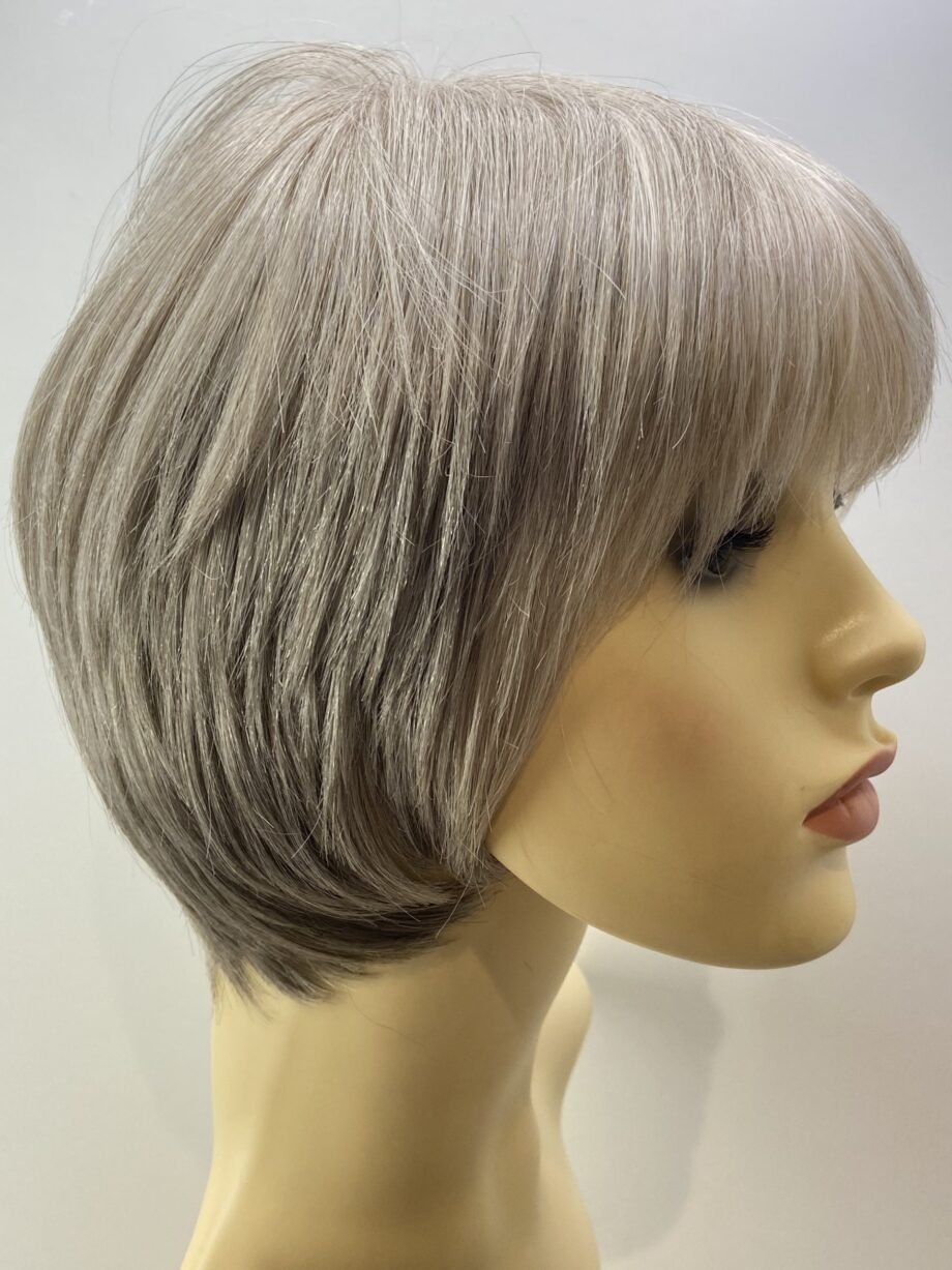 Soft silky grey short wig. Gss7025