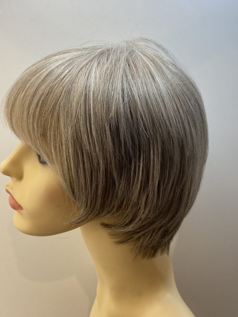 Soft silky grey short wig. Gss7025