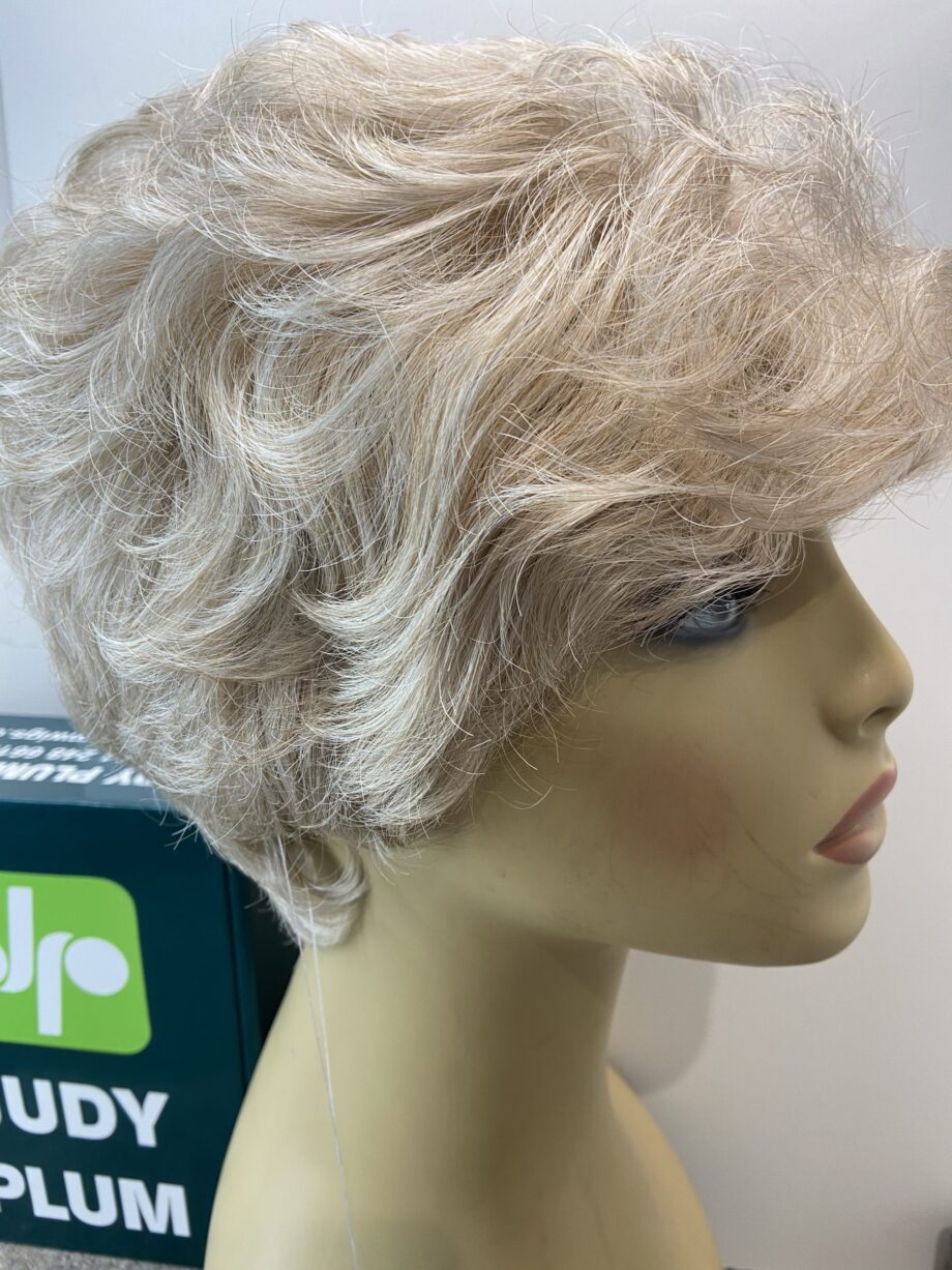 New blonde short wavy wig. Gsw152