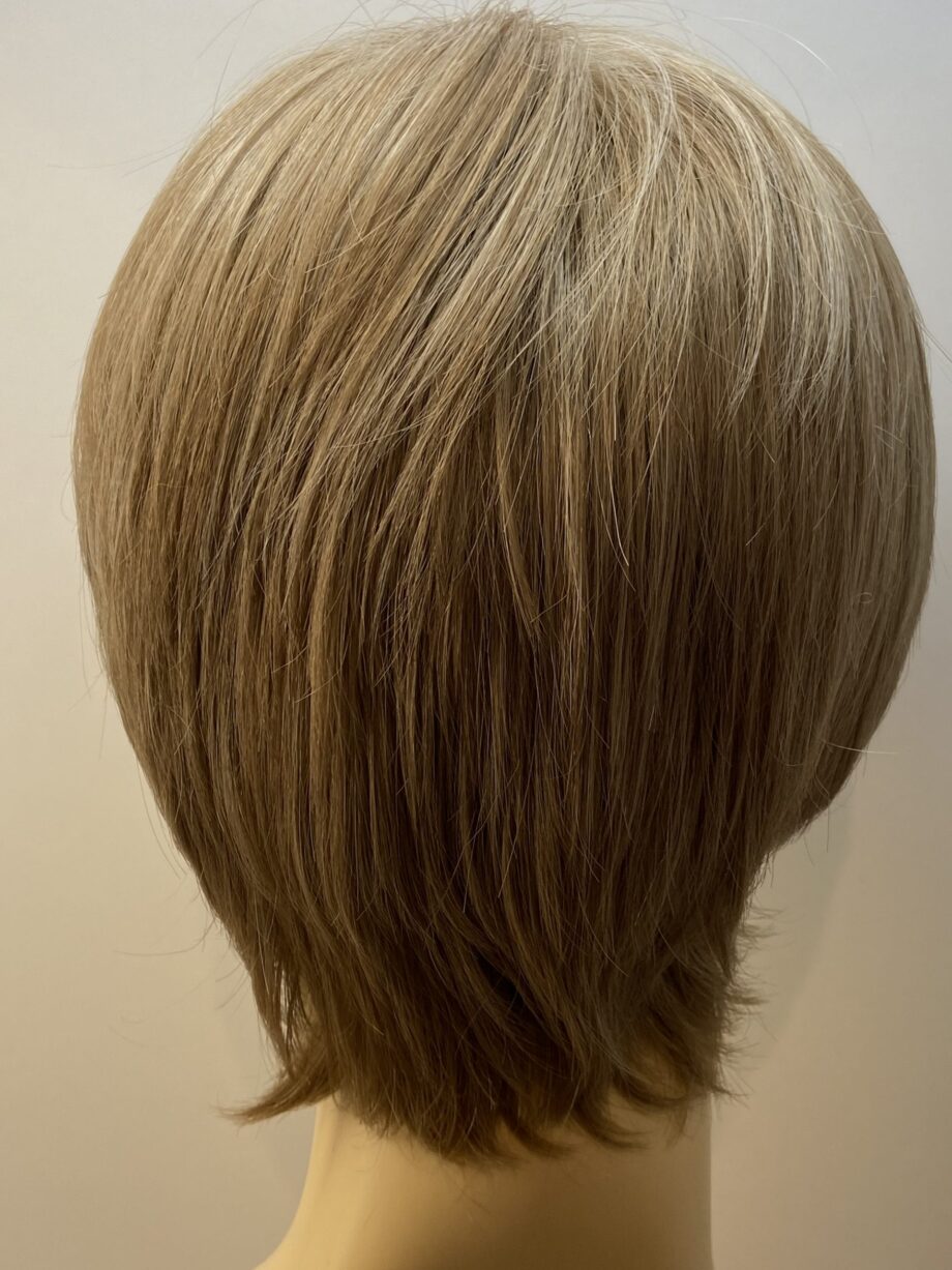 Shiny short blonde wig. Blss7027