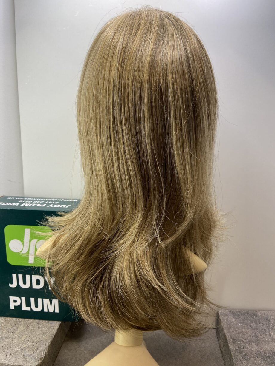 Beautiful Long blonde wig. Bblls146