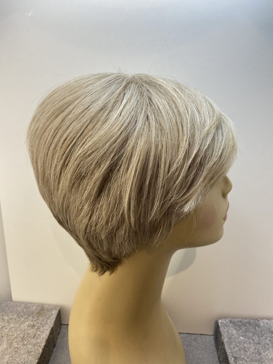 Short blonde/grey wig. Gss7028