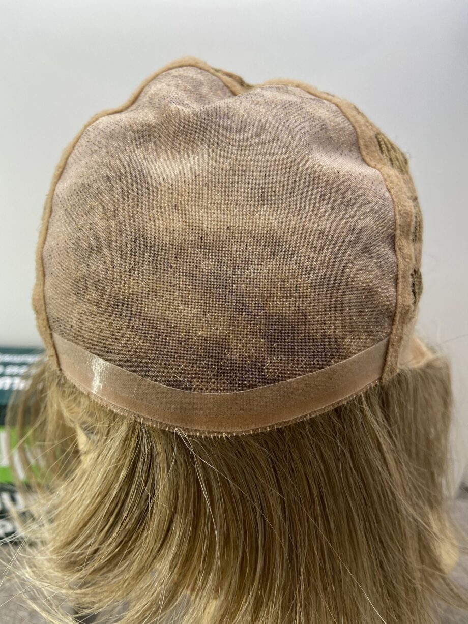 Beautiful Long blonde wig. Bblls146