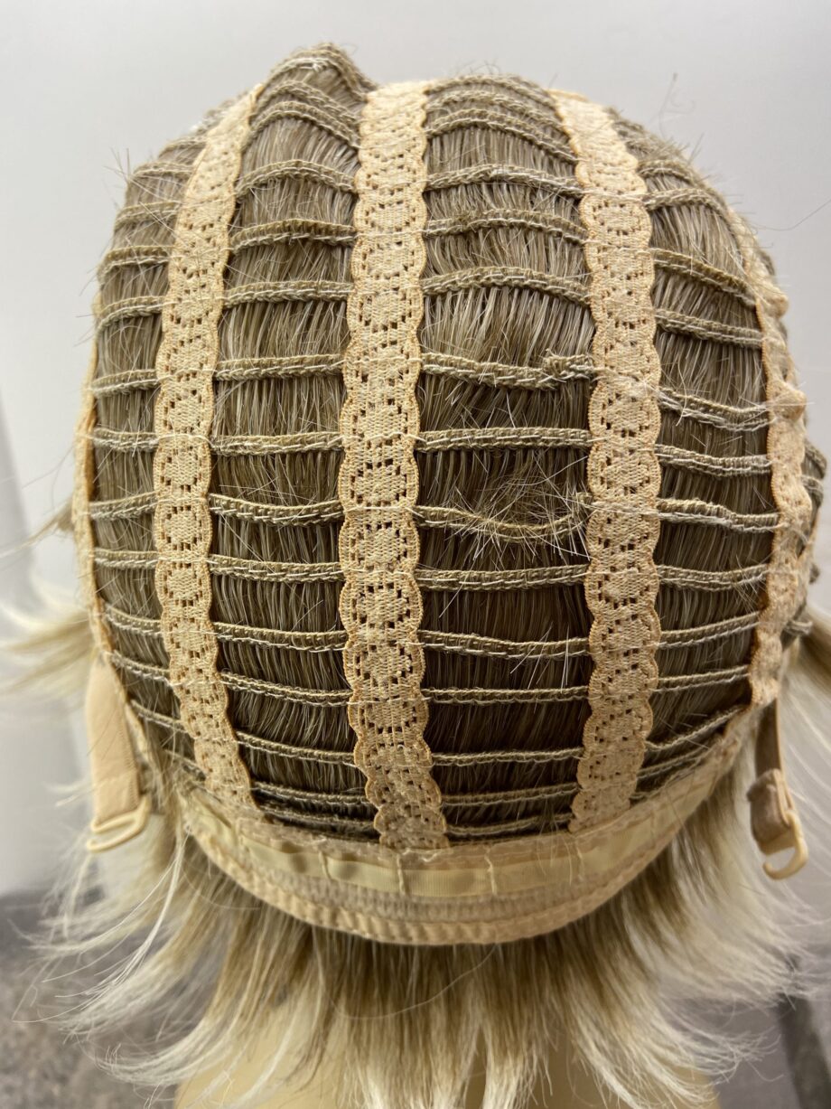 Short blonde highlighted wig. Blss41