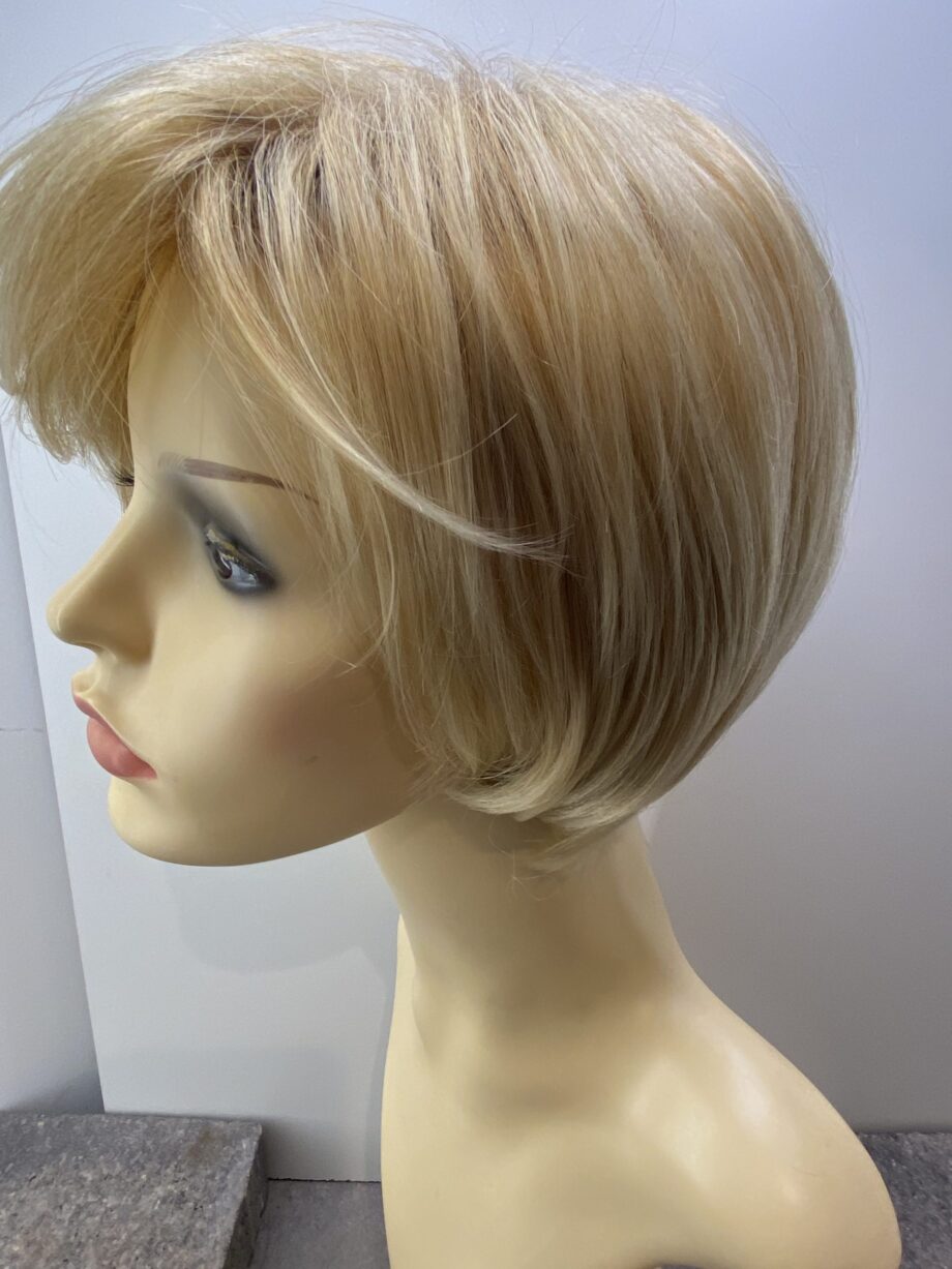 Beautiful blonde short wig. Blss40