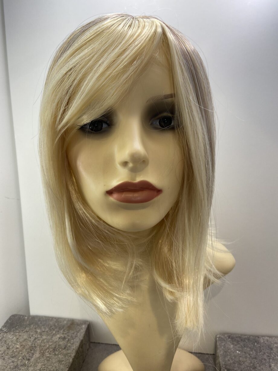 Brand new blonde long wig. Blls71