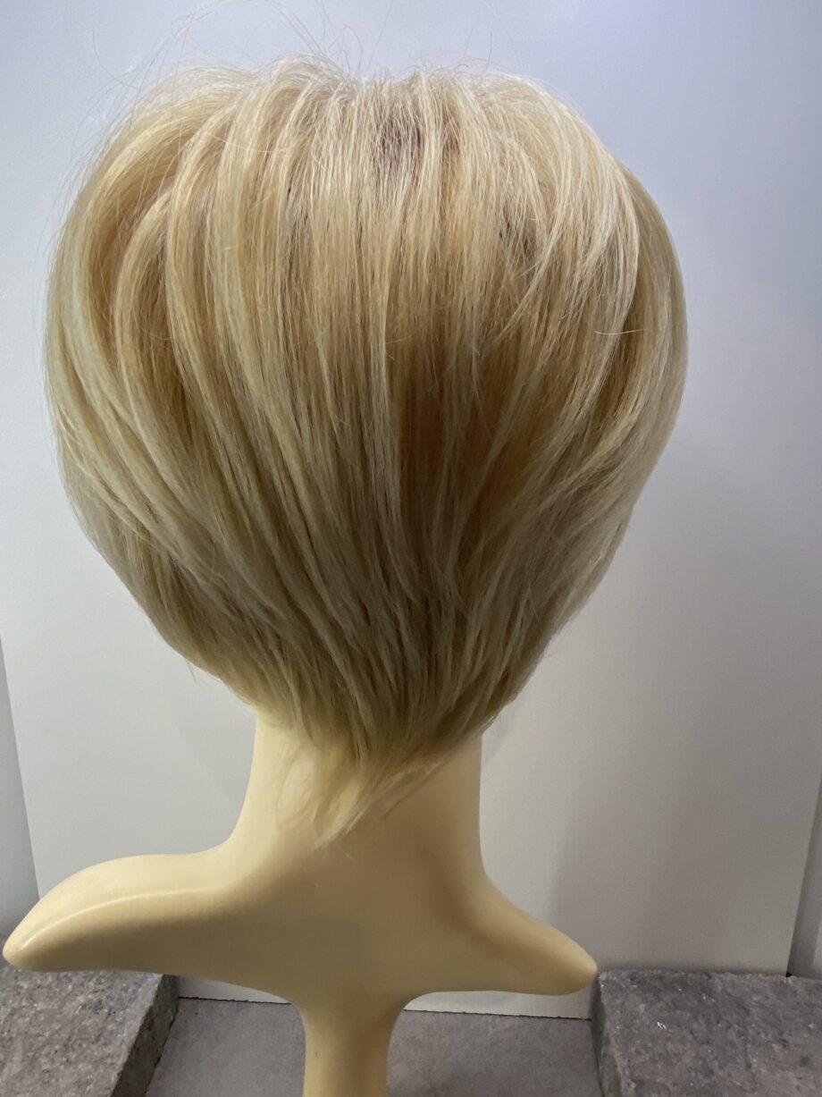 Beautiful blonde short wig. Blss40