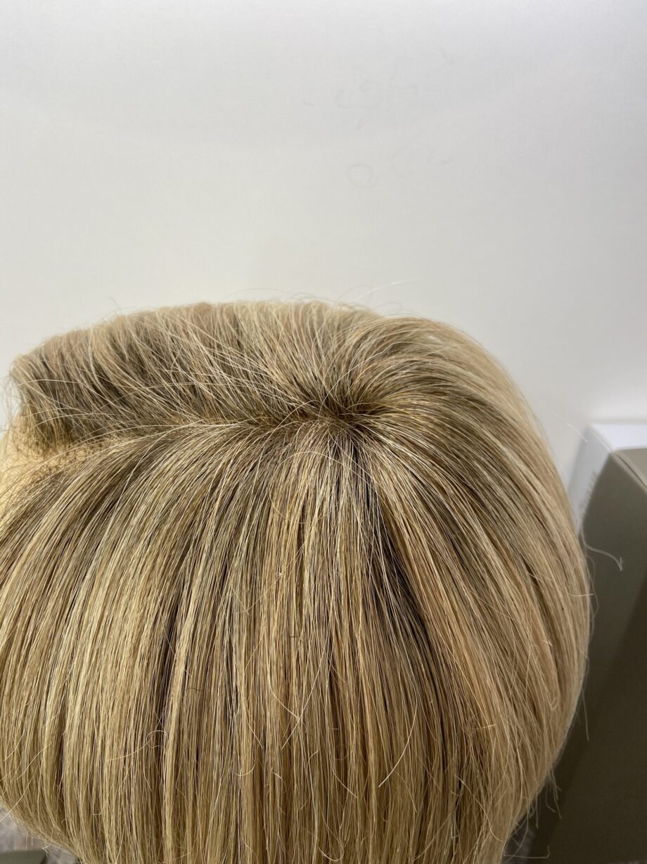 Stunning blonde mid length wig. Bblms145