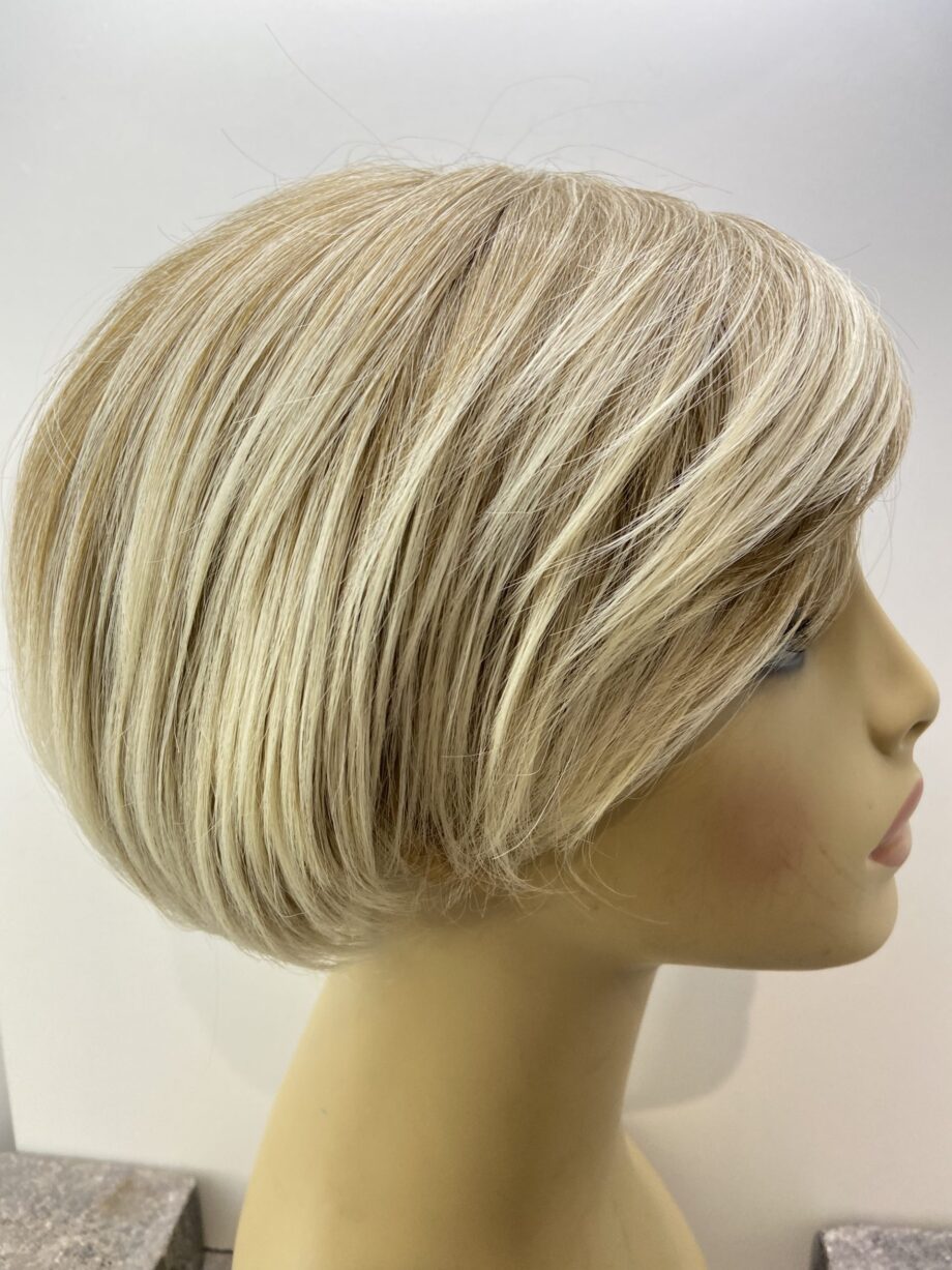 Short blonde highlighted wig. Blss41