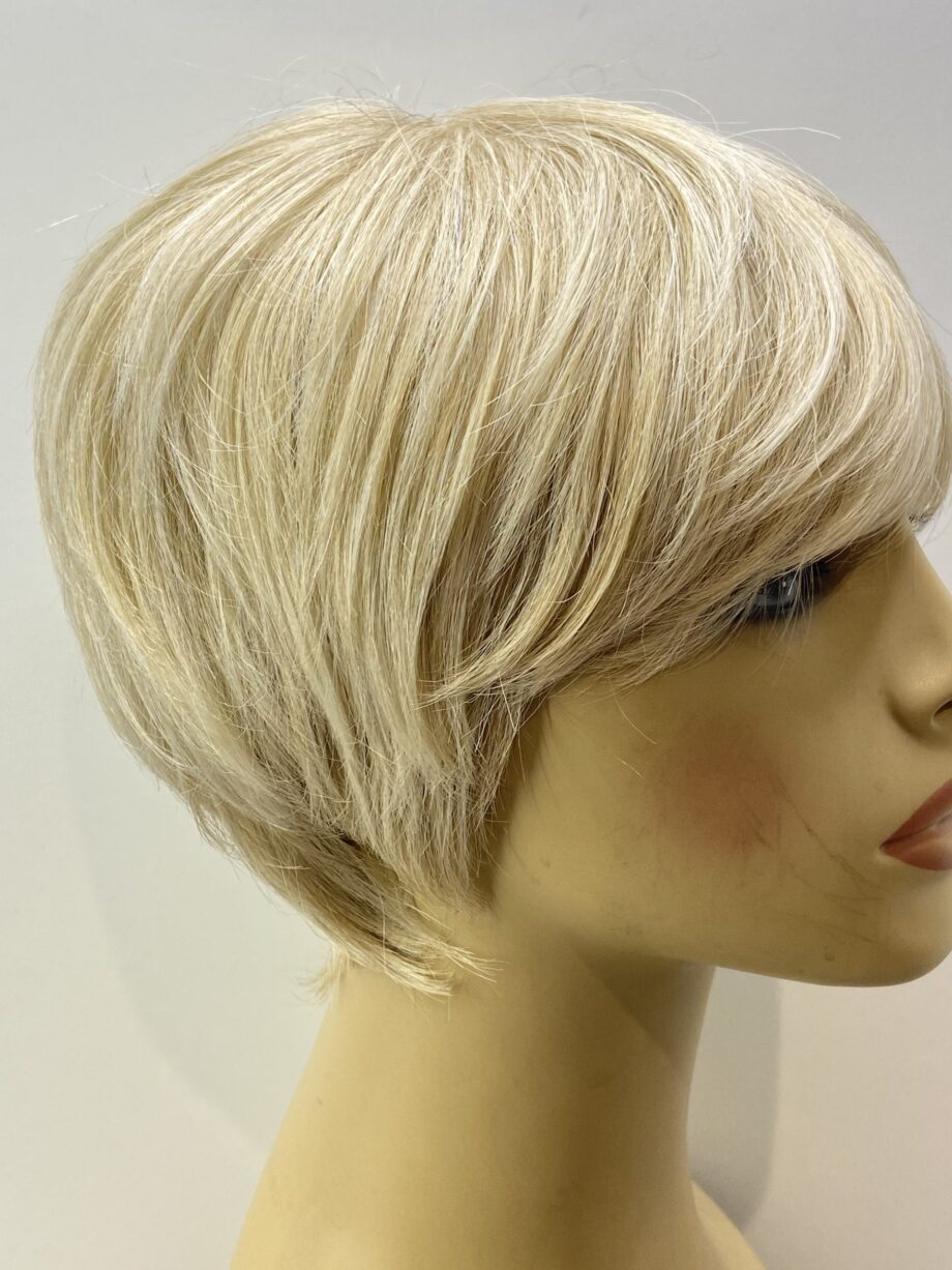 Short blonde designer wig. Blss7024
