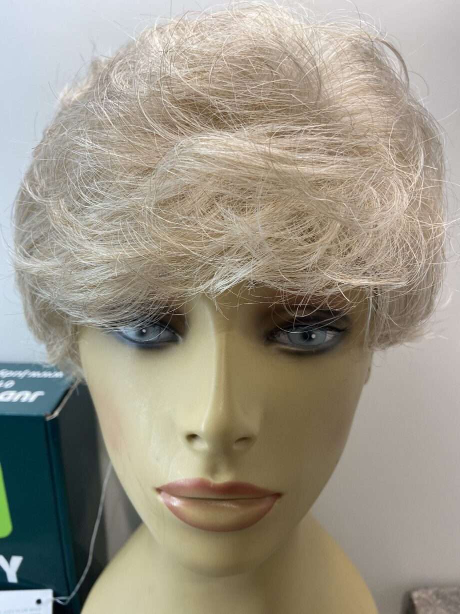 New blonde short wavy wig. Gsw152