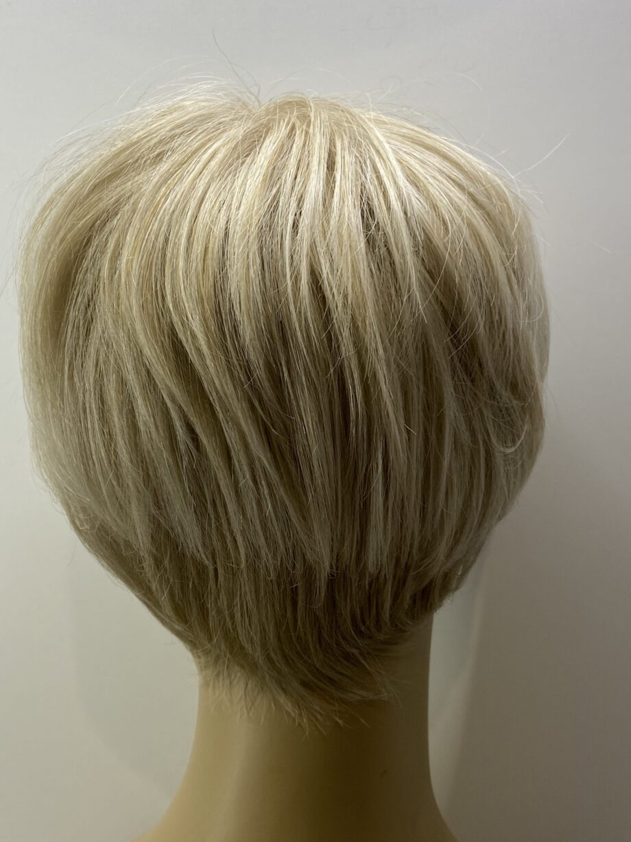 Short blonde designer wig. Blss7024