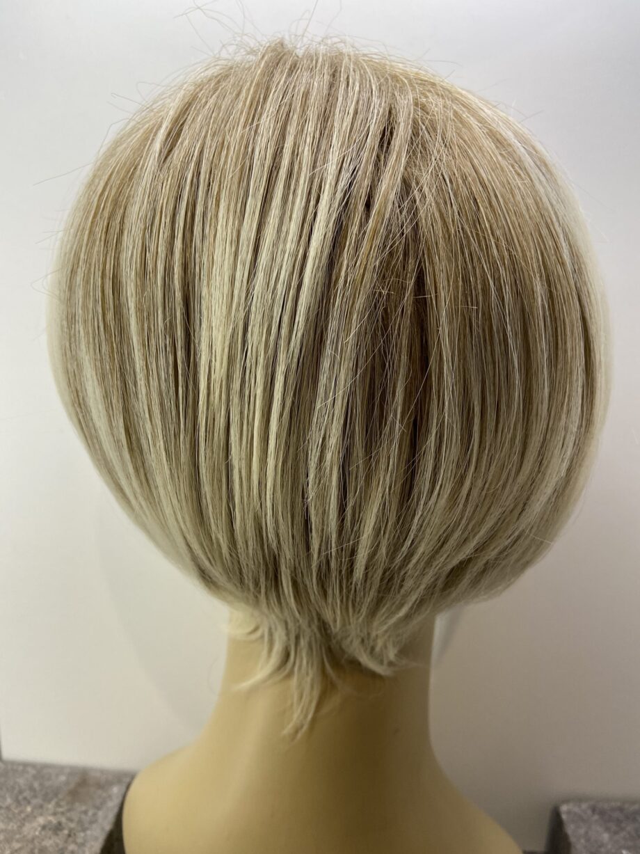 Short blonde highlighted wig. Blss41
