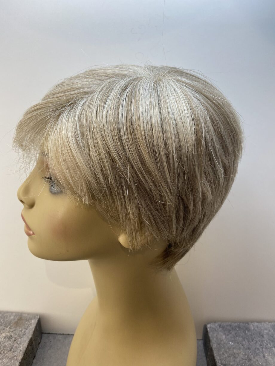 Short blonde/grey wig. Gss7028