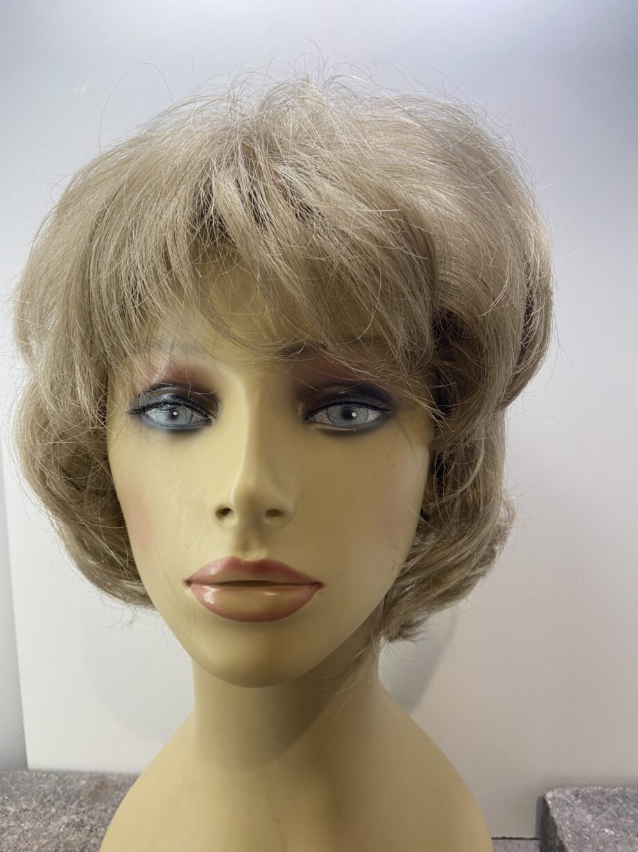 Blonde wavy wig. Blmc7021