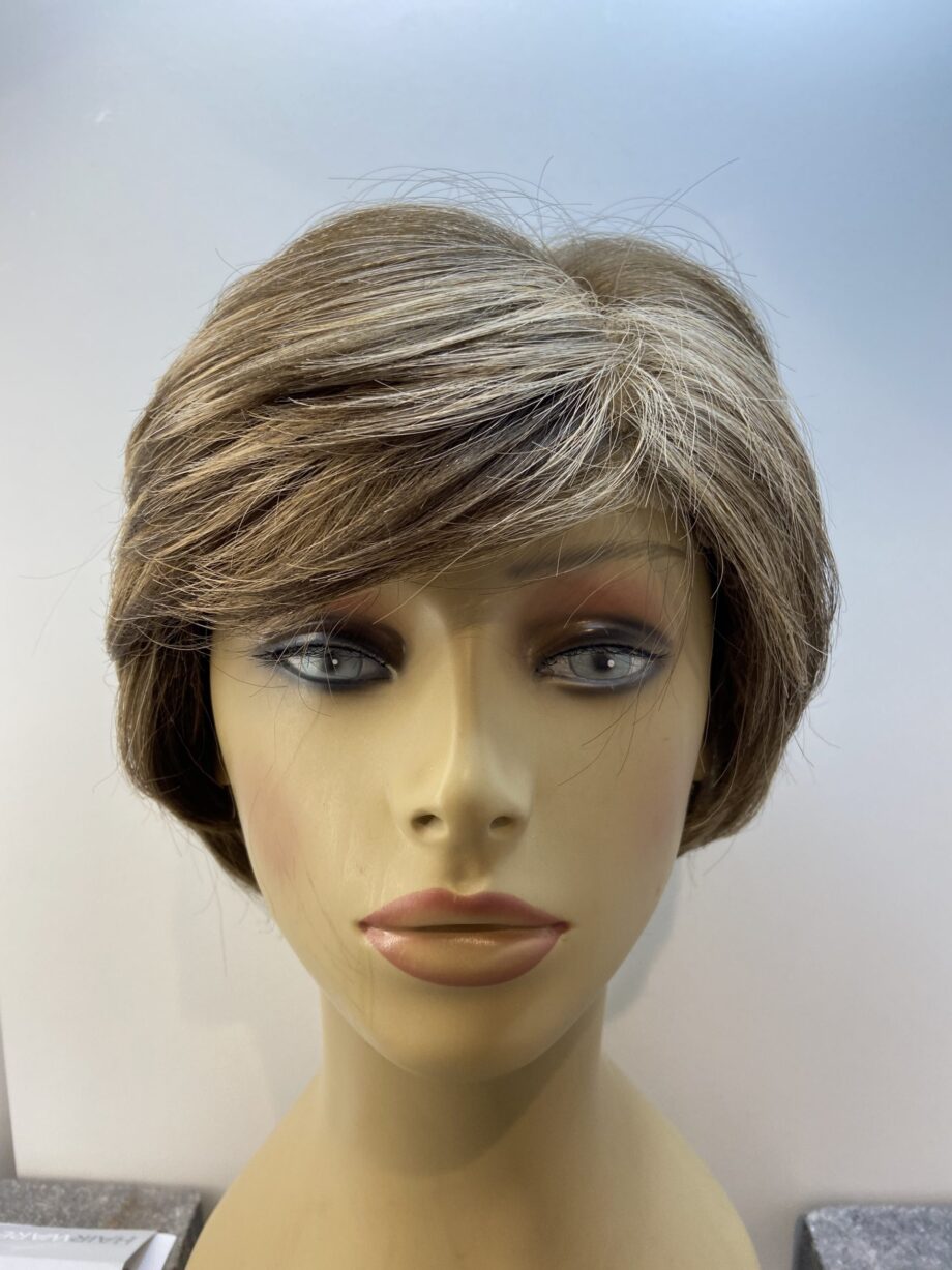 Short brown highlighted wig. Brss85