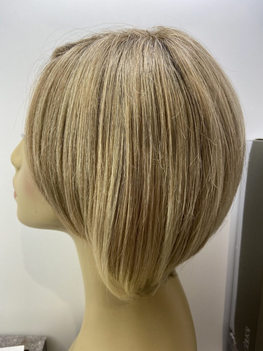 Stunning blonde mid length wig. Bblms145