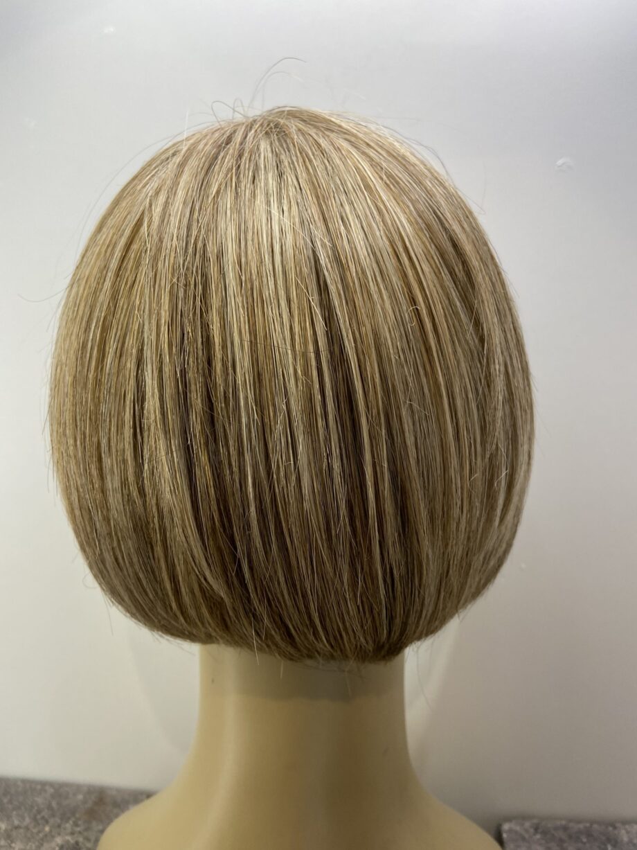 Sandy blonde wig.  Blss74