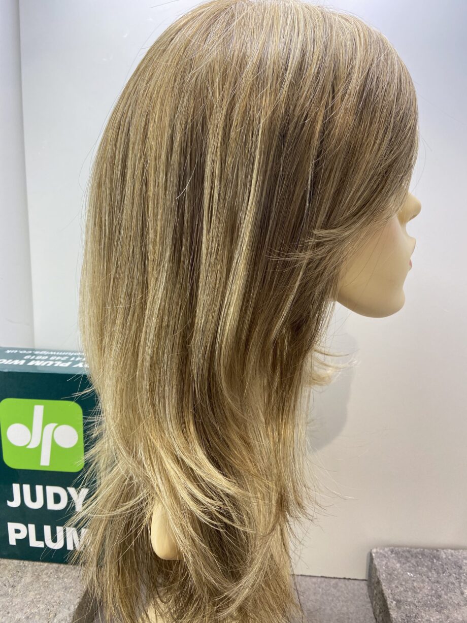 Beautiful Long blonde wig. Bblls146