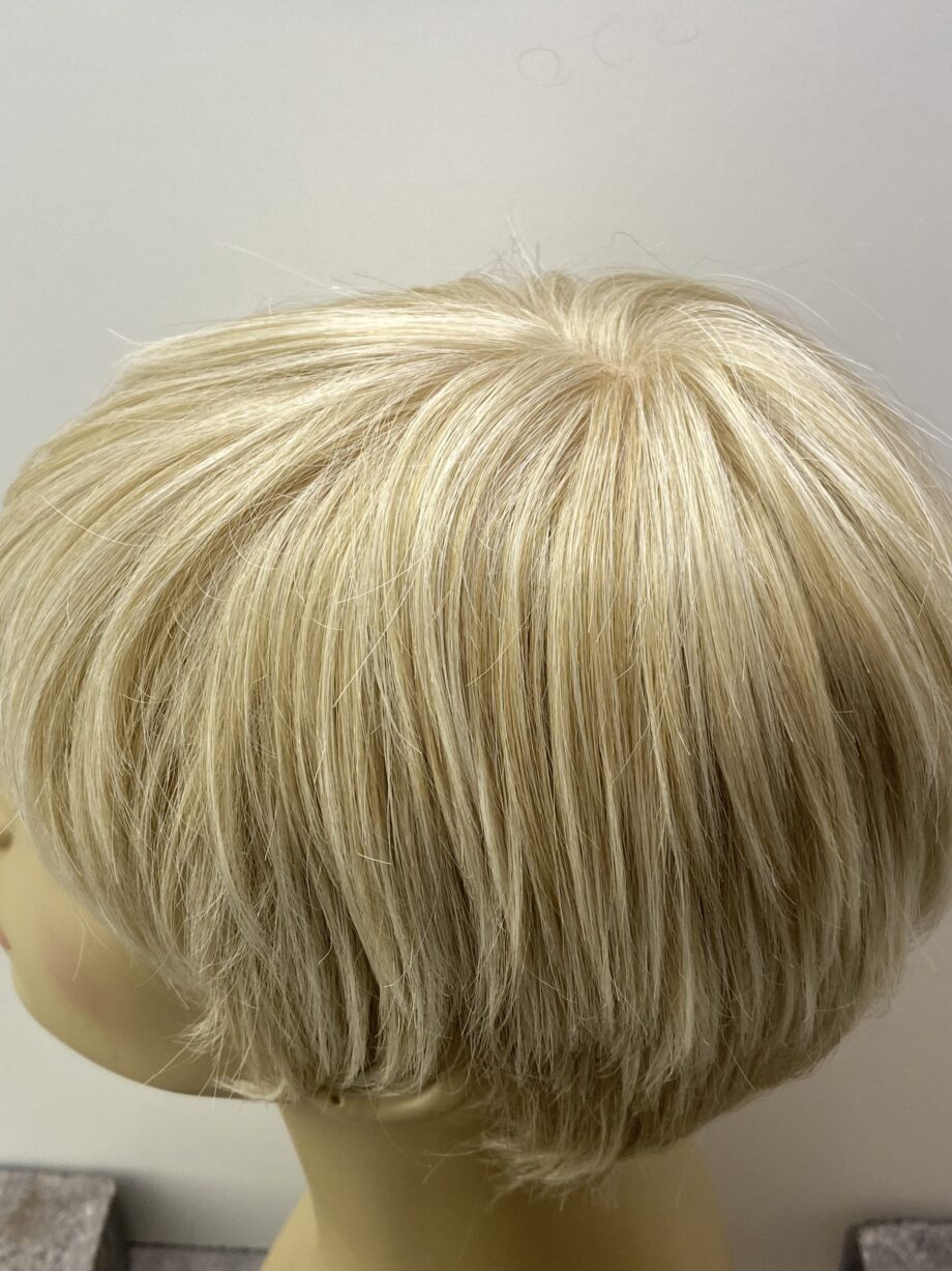 Short blonde designer wig. Blss7024