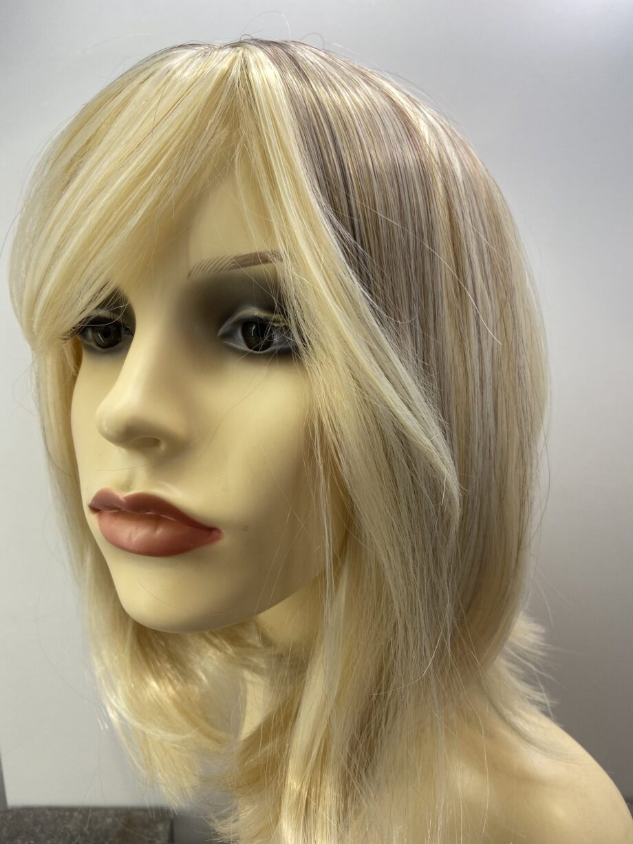 Brand new blonde long wig. Blls71