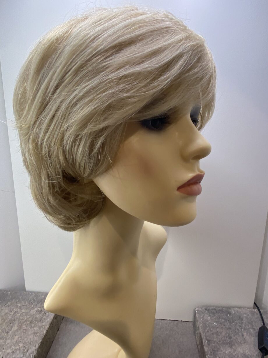 Blonde wavy wig.  Blmw7022