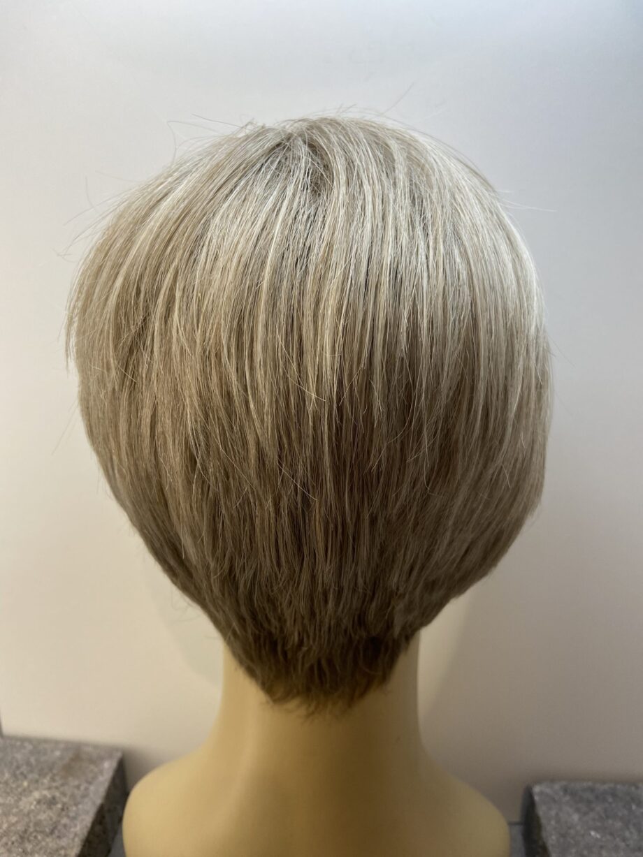 Short blonde/grey wig. Gss7028