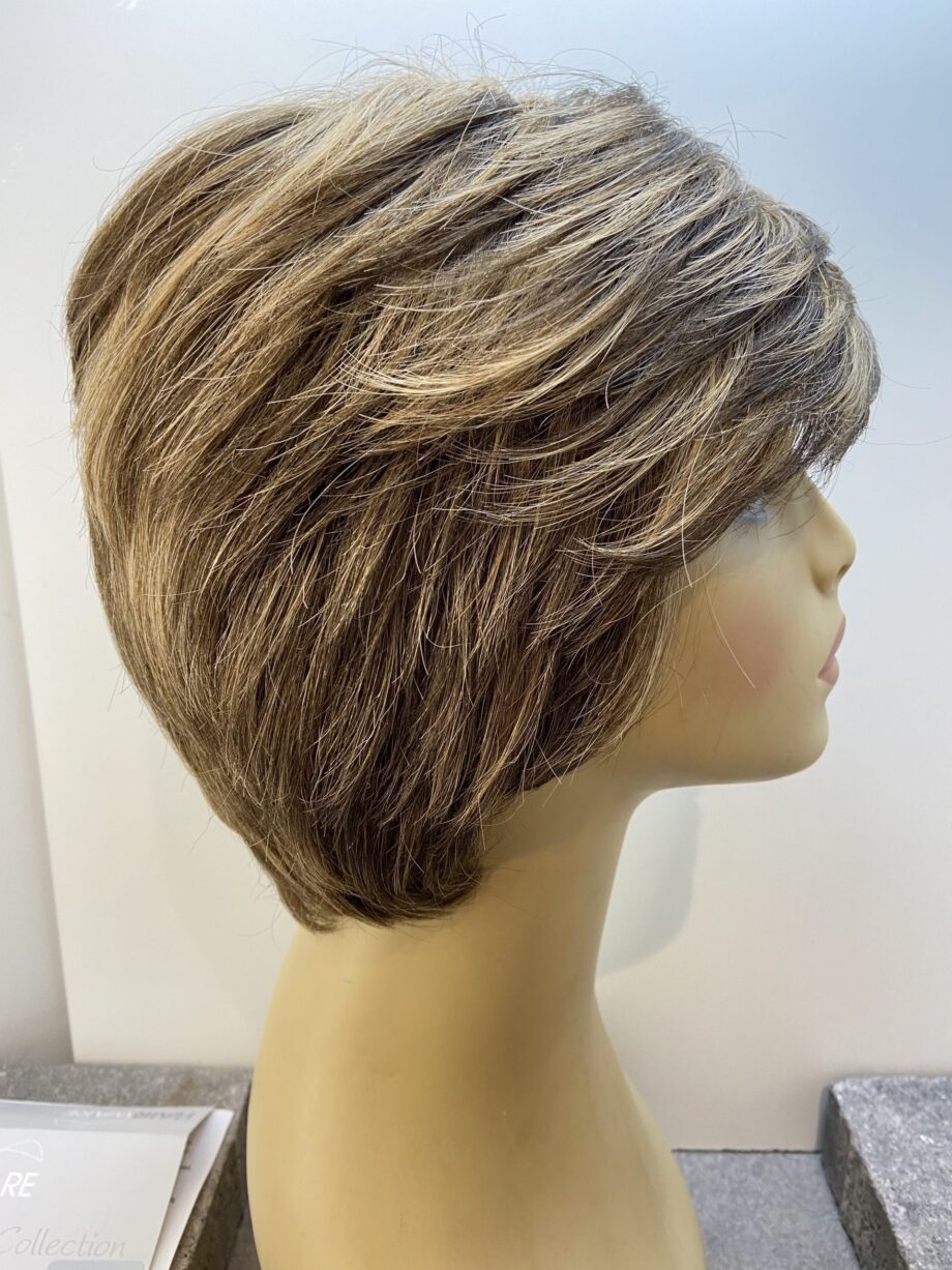 Short brown highlighted wig. Brss85