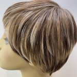 Short brown highlighted wig. Brss43