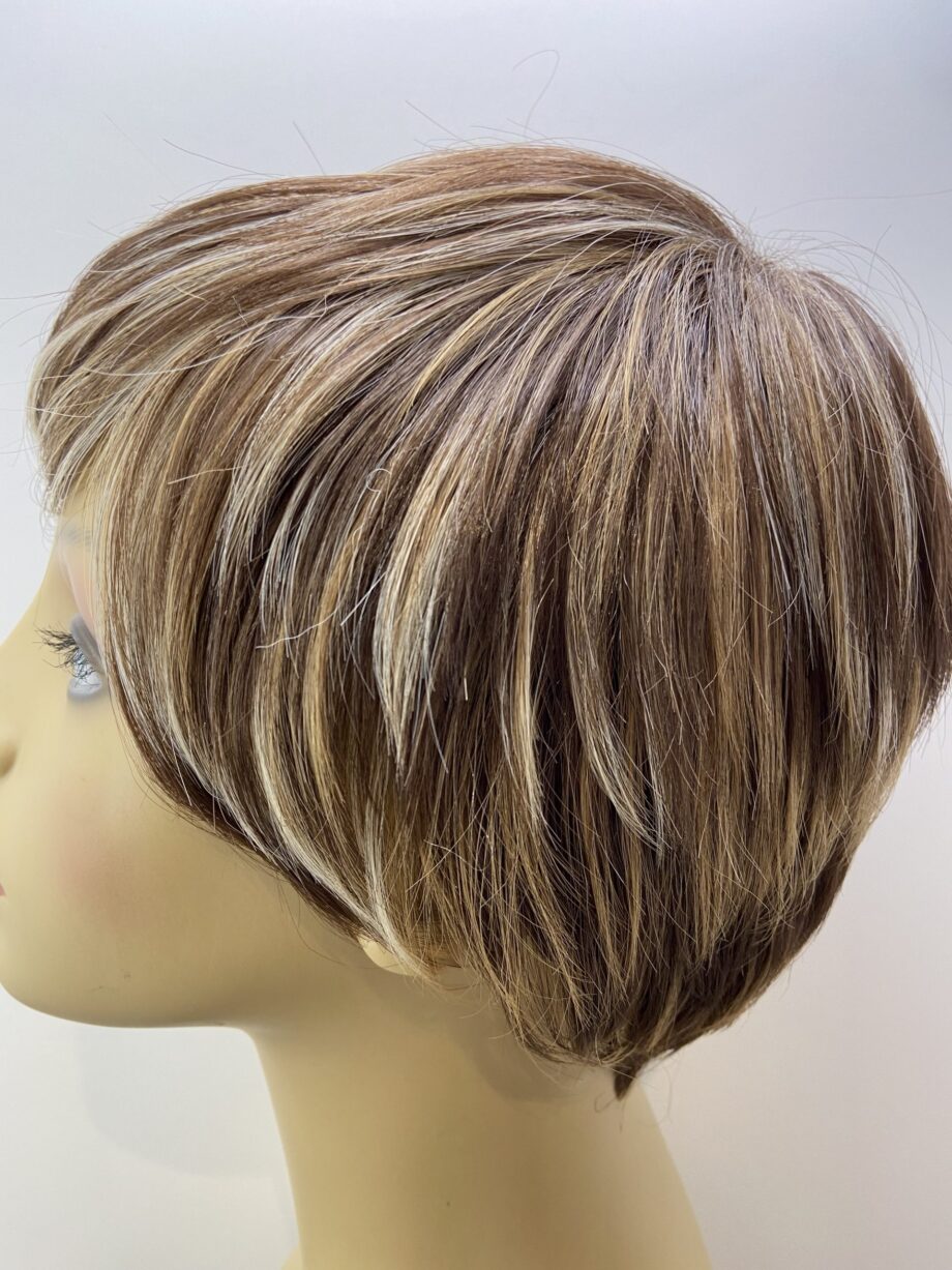Short brown highlighted wig. Brss43