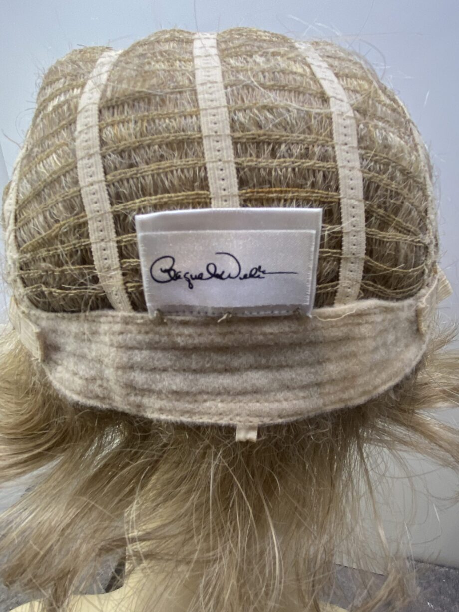 Blonde wavy wig.  Blmw7022