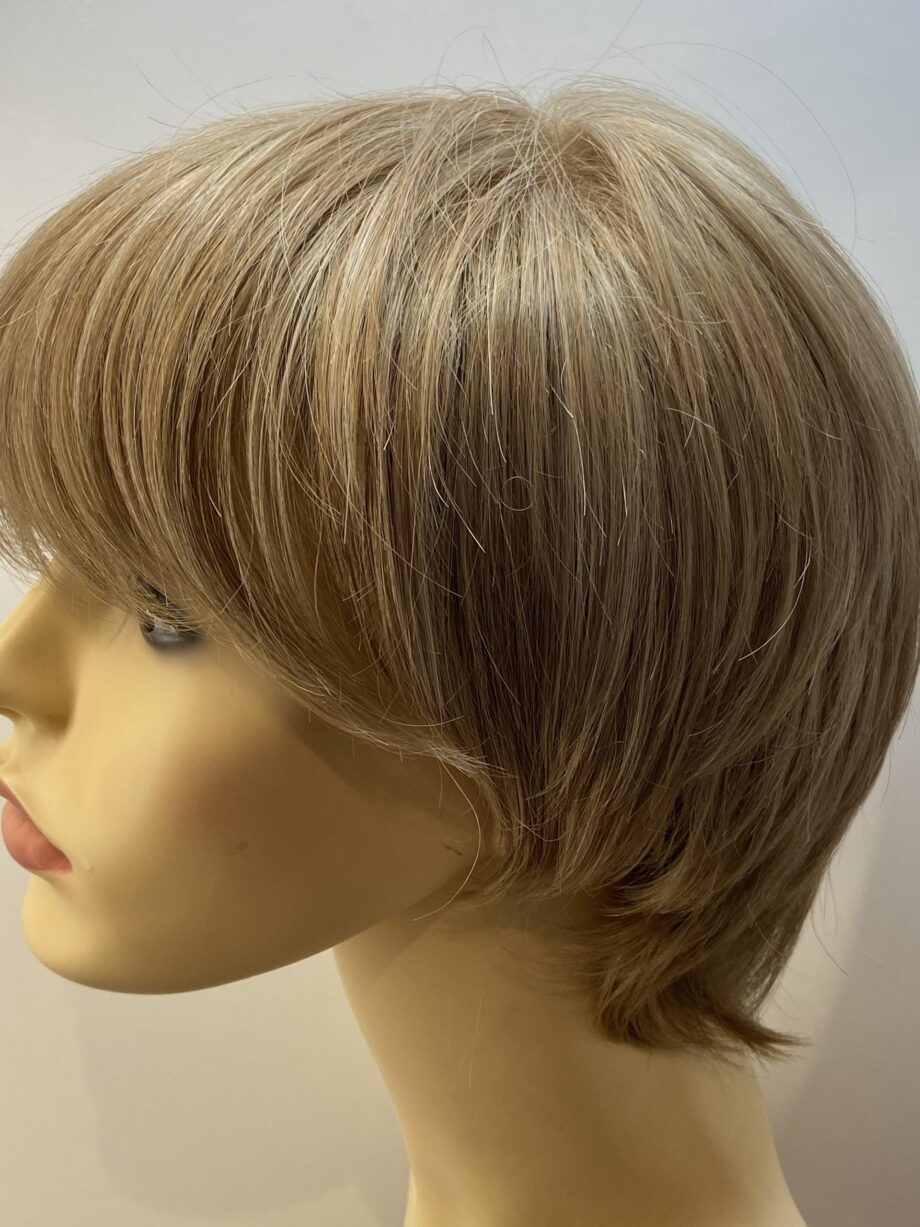 Shiny short blonde wig. Blss7027