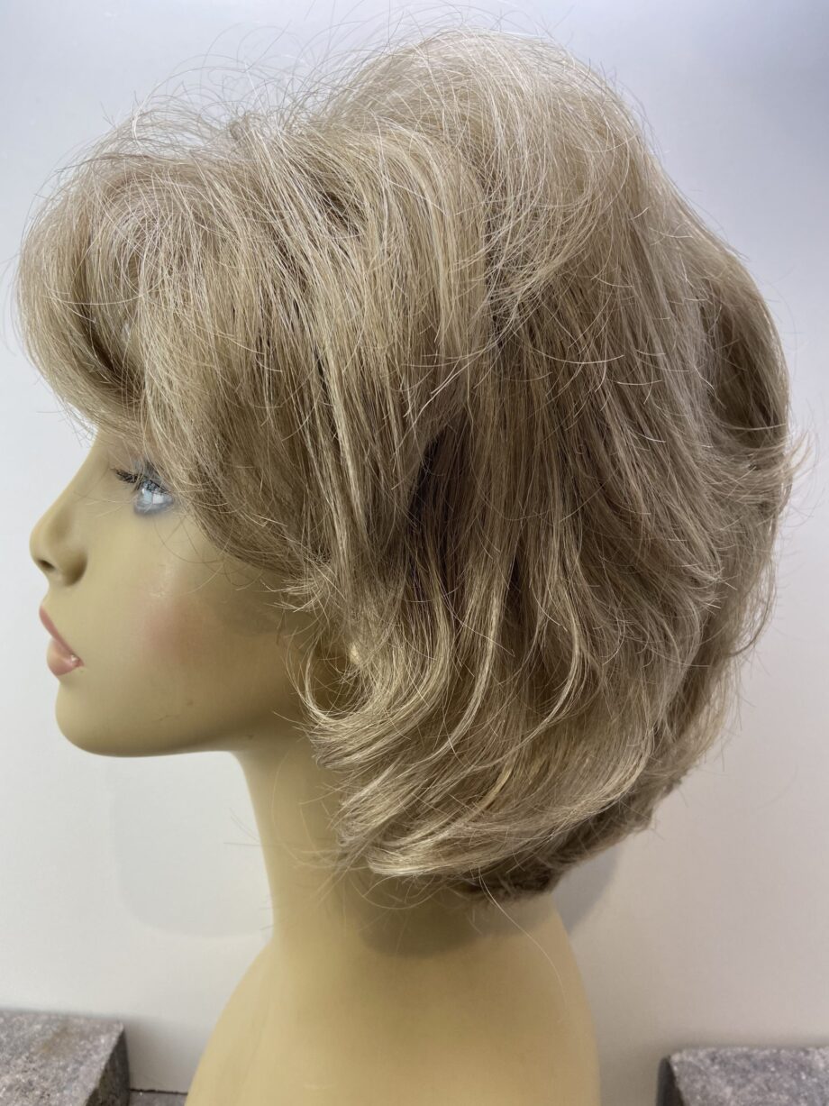 Blonde wavy wig. Blmc7021