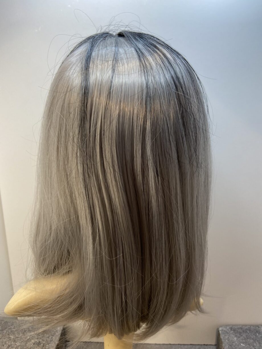 Stunning silver rooted long wig. Sls86