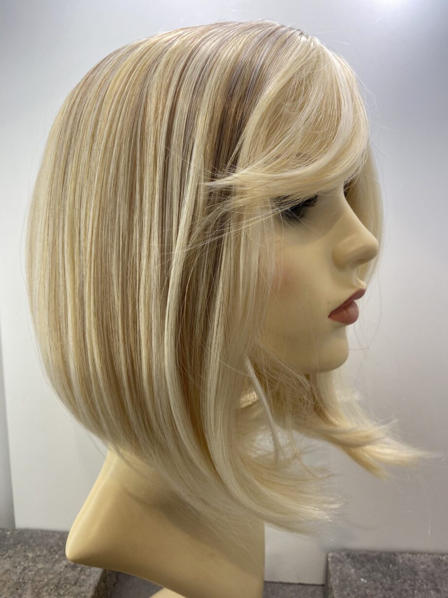 Brand new blonde long wig. Blls71