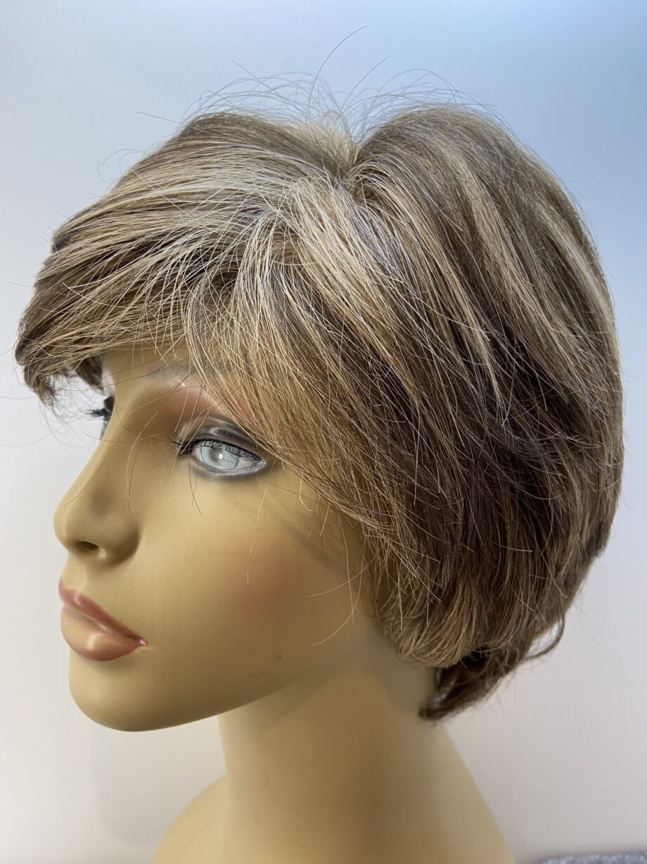 Short brown highlighted wig. Brss85