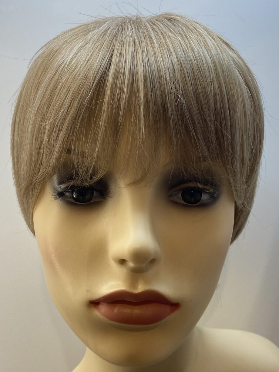 Shiny short blonde wig. Blss7027