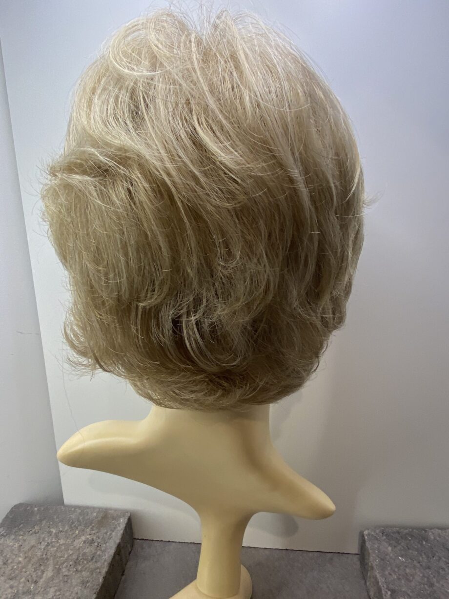Blonde wavy wig.  Blmw7022