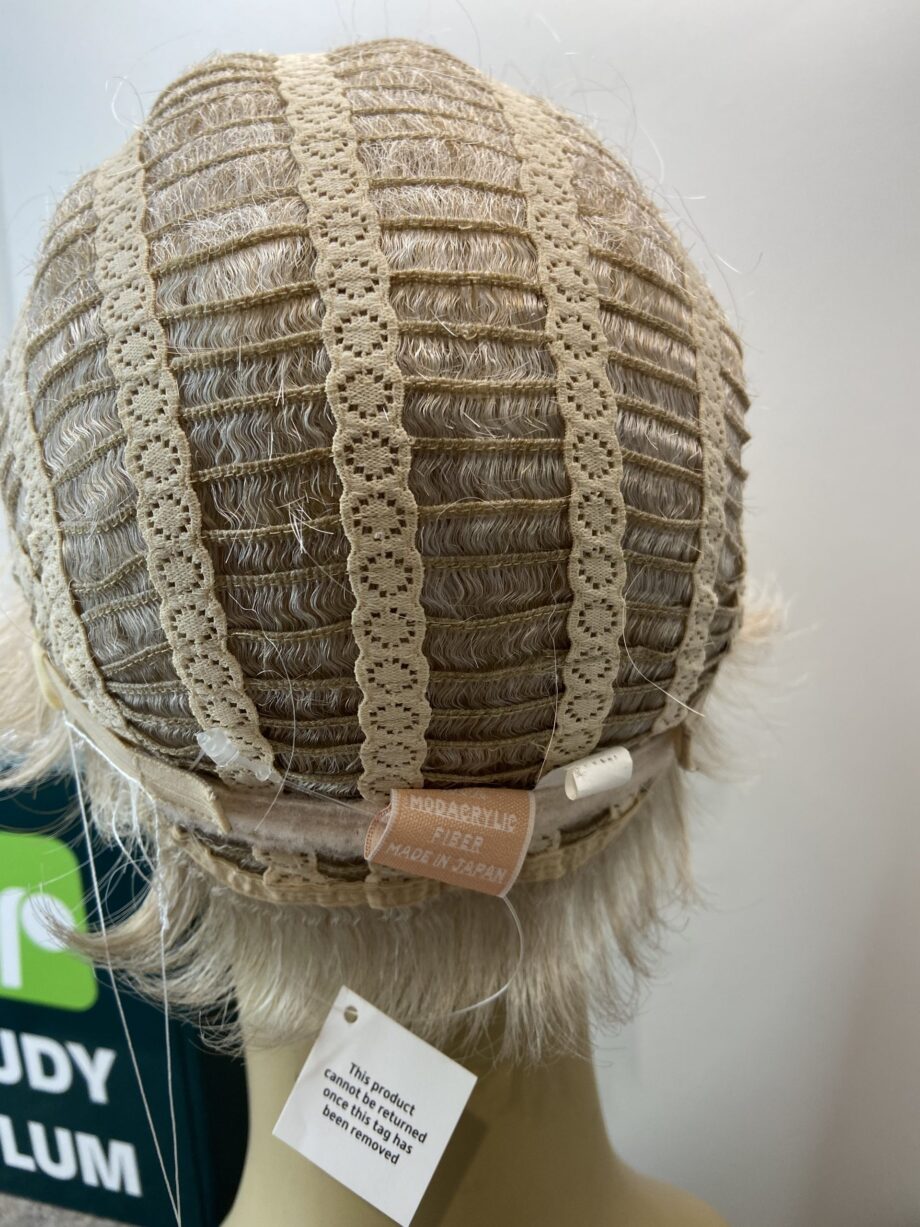 New blonde short wavy wig. Gsw152