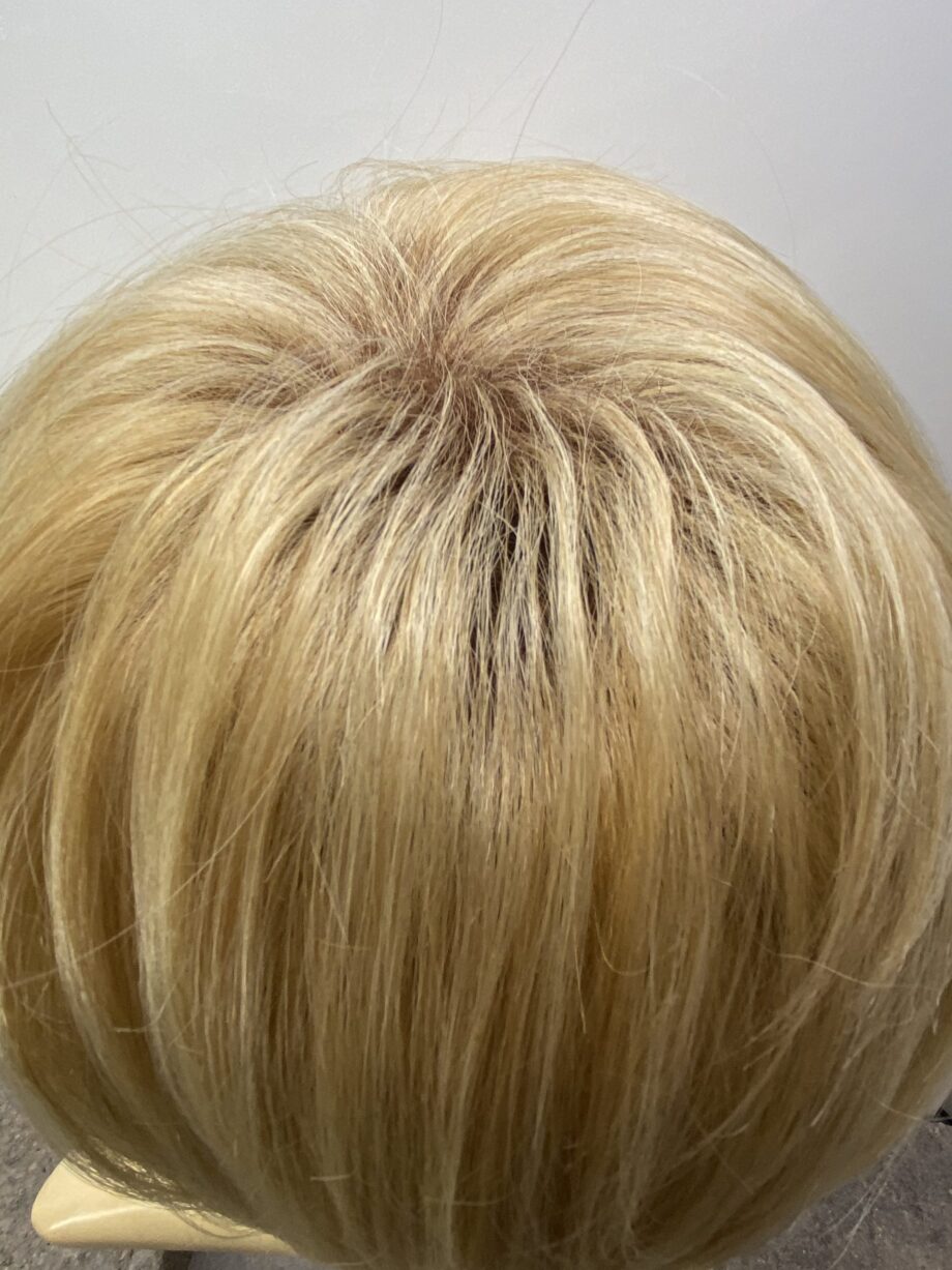 Beautiful blonde short wig. Blss40