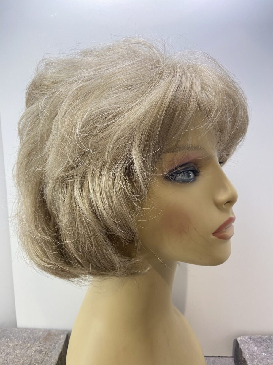 Blonde wavy wig. Blmc7021