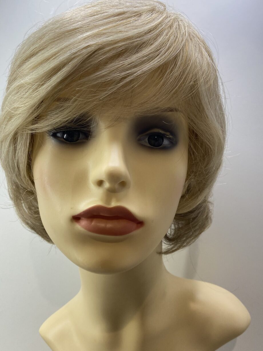Blonde wavy wig.  Blmw7022