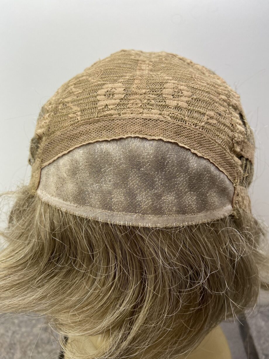 Blonde wavy wig. Blmc7021