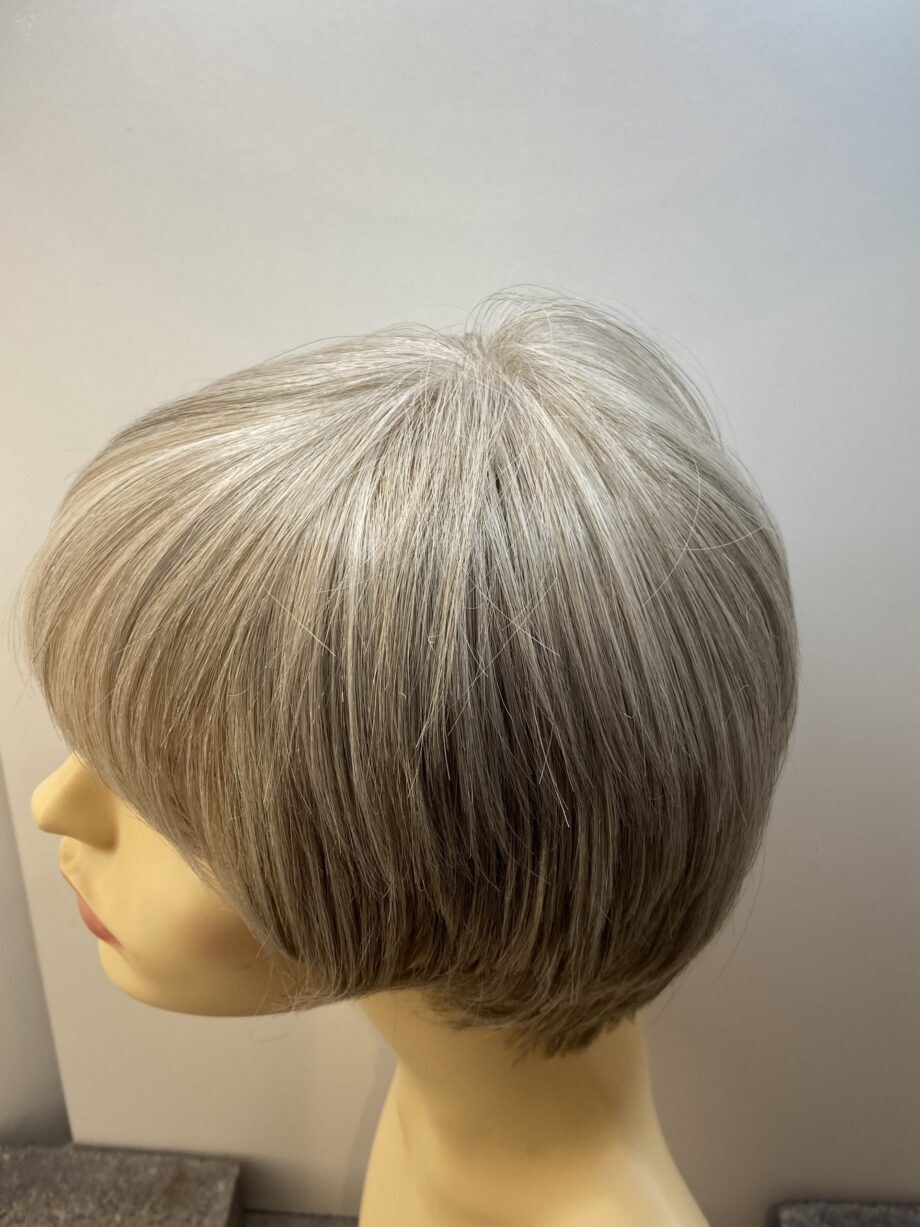 Soft silky grey short wig. Gss7025
