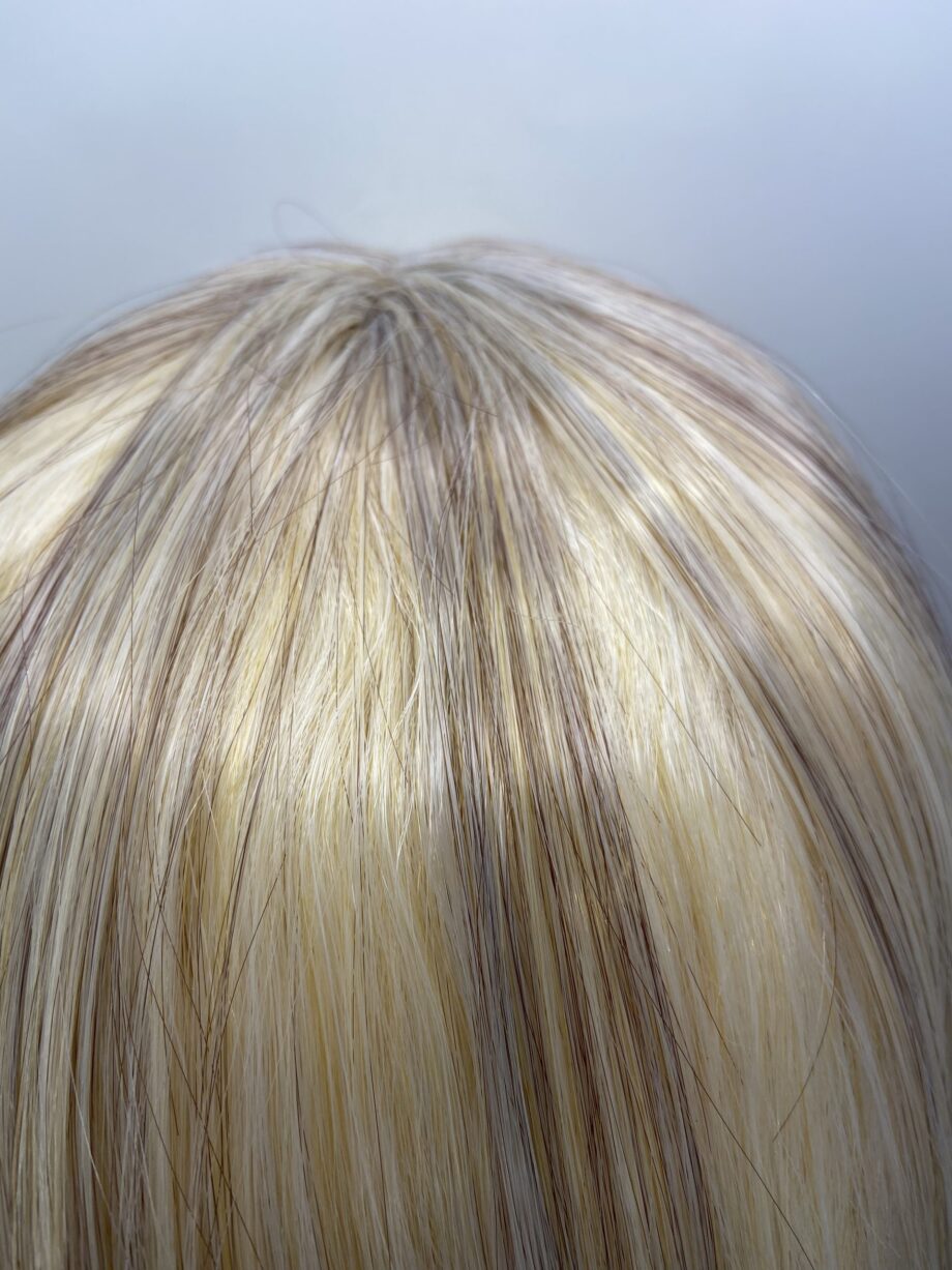 Brand new blonde long wig. Blls71