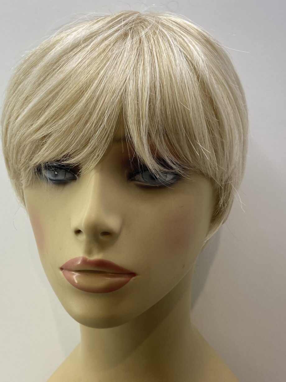 Short blonde designer wig. Blss7024